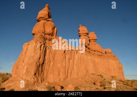 Formación rocosa Three Sisters, Parque Estatal Goblin Valley, Utah Foto de stock