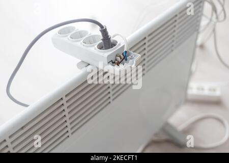 Enchufe del calefactor eléctrico insertado en el cable alargador. Radiador  blanco para el hogar y la oficina. Calefacción y confort Fotografía de  stock - Alamy
