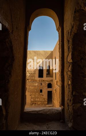 Ventana interior del castillo del desierto de Qasr Kharana en el patio en Jordania Foto de stock
