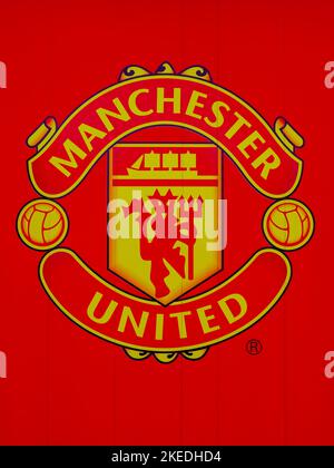 Escudo del Manchester United Football Club. Logotipo del Manchester United. Fotografía del lateral de un quiosco en Old Trafford