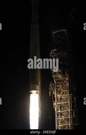 10-nov-2022; Lompoc, CA, EE.UU.; El cohete Atlas V de la Alianza de Lanzamiento Unido (ULA) se lanza desde el Complejo de Lanzamiento Espacial-3 en la Base de la Fuerza Espacial Vandenberg. Foto de stock