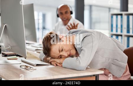 Reloj de manos y señal de una mujer de atención médica durmiendo en el  escritorio mientras