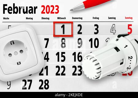 Deutscher Kalender Februar 2023 Kosten für Strom und Gas mit Steckdose und Termostato Foto de stock