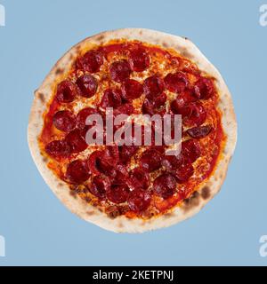 Pizza salami pepperoni. Vista superior. Colocación plana. Foto de stock