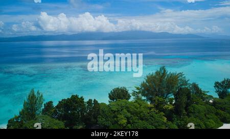 Vista desde la remota isla tropical Foto de stock
