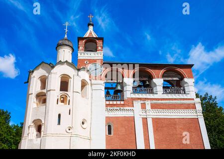 Campanario o campanario en el Monasterio Salvador de San Eutimio en la ciudad de Suzdal, anillo de Oro de Rusia Foto de stock