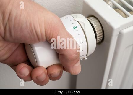 Ajuste de un radiador válvula termostática (TRV). Es relativamente sencillo  dispositivo sin calibrar en la cual el flujo de agua a través de un radiador  varía con Fotografía de stock - Alamy