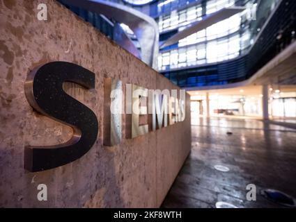 Munich, Alemania. 17th de Nov de 2022. El logotipo de Siemens se ve en la sede central de la empresa. La compañía presenta sus cifras anuales en 17.11.2022. Crédito: Sven Hoppe/dpa/Alamy Live News Foto de stock