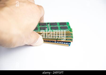 La RAM es un dispositivo de hardware. Llave de ordenador, cuaderno ram sobre fondo blanco Foto de stock