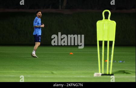 DOHA - Lionel Messi durante una sesión de entrenamiento del equipo