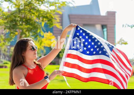 Fotografía de una joven que celebra el día de la independencia de EE.UU. El 4th de julio. Foto de stock