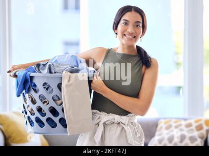 Ama de casa doblar ropa en casa Fotografía de stock - Alamy