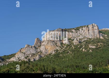 Paisaje de montaña de verano panorámico de afloramiento rocoso que emerge de los bosques en el valle del río Boulzane cerca de Salvezines, Aude, Francia
