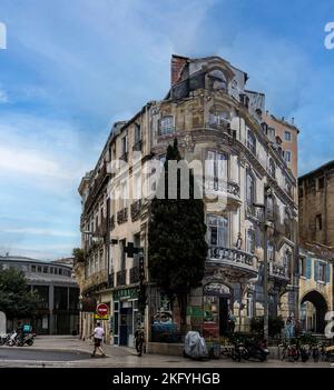 El arte callejero de Montpelier, Francia. Trompe l’oeil, un término artístico que describe la ilusión óptica creada aquí, la escena se crea en un edificio Foto de stock