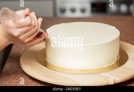 Mujer, lleno de crema pastel de chocolate, comer, retrato, curvados  Fotografía de stock - Alamy