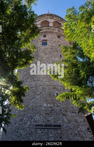 Torre Gálata en la ciudad de Estambul. Uno de los lugares más visitados de Estambul. Foto de stock