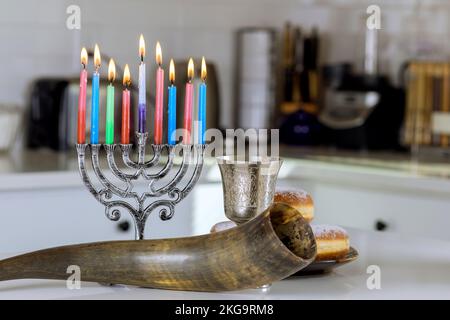 En la celebración Hanukkah fiesta judía de las luces Hanukkiah menorah velas se encienden como símbolos de la tradición judaica Foto de stock