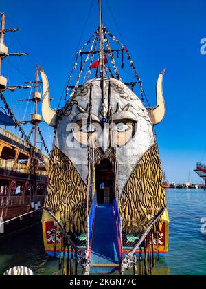 La entrada a un barco vikingo en el famoso puerto de Alanya en Antalya, Turquía. Foto de stock