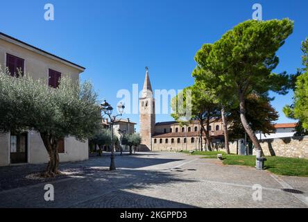 Italia, Friuli Venecia Julia, Grado, plaza vacía con la Basílica de Sant Eufemia en el fondo Foto de stock