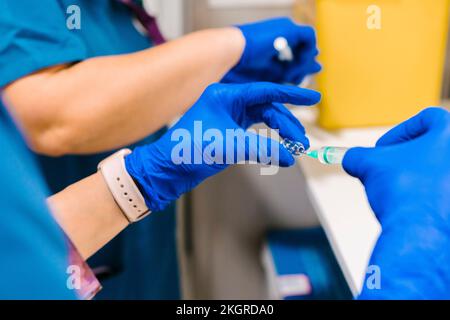 Manos de la enfermera preparando la jeringa en el hospital Foto de stock