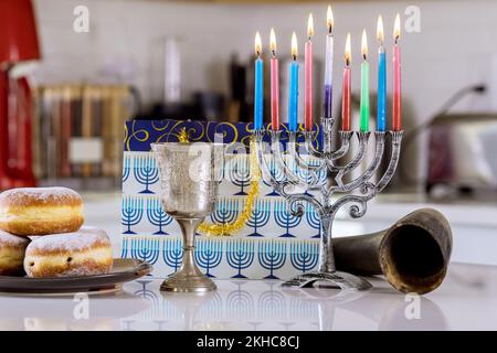 Hanukkah celebraciones Judaísmo símbolos de fiesta encendiendo velas en la menorah de Hanukkah Foto de stock