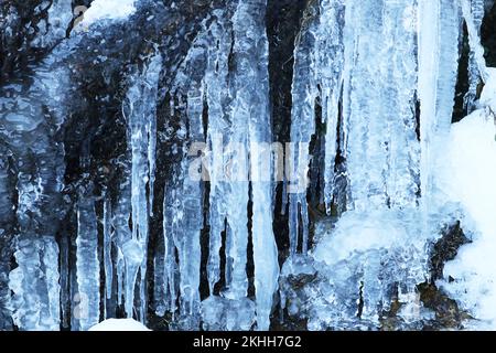 hermosos hielos en invierno. cascada de hielo. hielo transparente Foto de stock