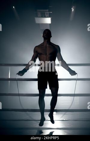 Boxer Masculino comba en un cuadrilátero regular rodeado por cuerdas en un  gimnasio Fotografía de stock - Alamy