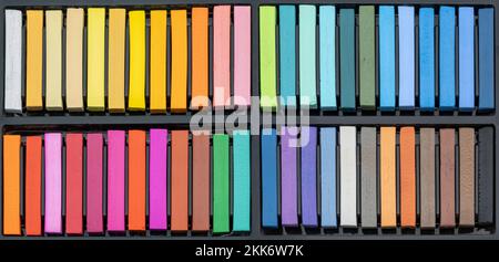 Una Caja De Tizas Pastel - Muchos Colores Intensos Diferentes En Una Caja  De Tizas Pastel, Lista Para Crear Una Obra De Arte - Hermosos Colores Para  Crear Una Obra De Arte