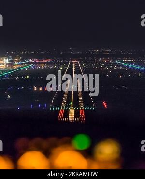 FRANKFURT, ALEMANIA - 9 DE OCTUBRE de 2014: Aterrizaje nocturno con un avión comercial en el aeropuerto de Frankfurt, Alemania. Foto de stock
