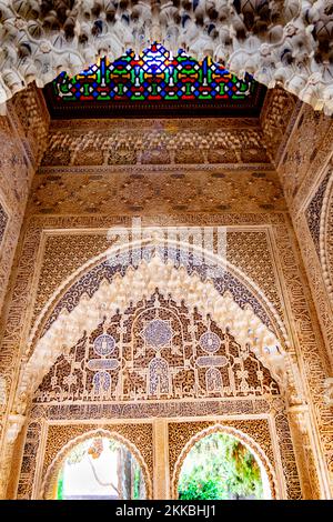 Sevilla, España - 22 de septiembre de 2019: El antiguo patrón en el techo y la pared. Decorado en el interior de los Reales Alcázares de Sevilla de la época de la dinastía nazarí Foto de stock