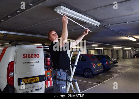 Sustitución de tubos fluorescentes en un garaje, Holanda vvbvanbree fotografie Foto de stock