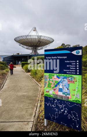 Persona caminando por la ruta de entrada al Telescopio Parkes Radio, Parkes NSW, Australia Foto de stock