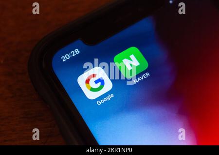 Vancouver, CANADÁ - Nov 7 2022: Iconos de las aplicaciones Google y Naver en la pantalla de un iPhone. El gran concepto de motor de búsqueda 2 de Corea del Sur Foto de stock