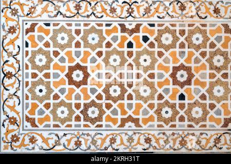 Primer plano de los detalles de una pared de mármol con patrones florales y mosaico oriental en la superficie de la tumba del Taj Mahal en Agra, India Foto de stock