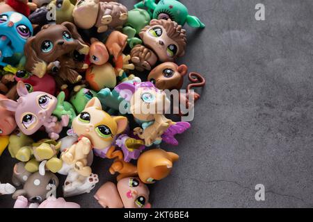 Littlest Pet Shop perro y gato sentado en monedas Fotografía de stock -  Alamy