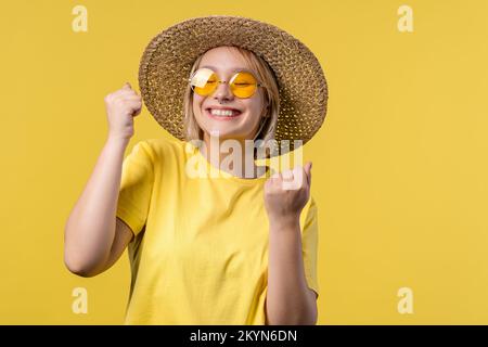 Una Niña Bonita Con Una Camiseta Amarilla Que Lo Muestra Feliz