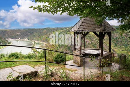 Imagen panorámica del mirador frente a la famosa roca Loreley en el río Rin, Valle del Rin, Alemania Foto de stock