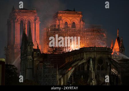 Vista grande del fuego de Notre-Dame de París Catedral - PARÍS, FRANCIA - 15 DE ABRIL de 2019 Foto de stock