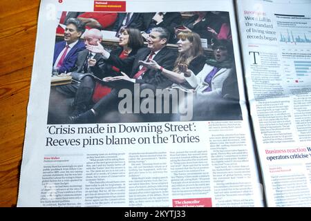 'Crisis hecha en Downing Street' Reeves culpan a los Tories' El periódico Guardian titular Laborista declaración de otoño respuesta 18 de noviembre de 2022 Londres Reino Unido Foto de stock