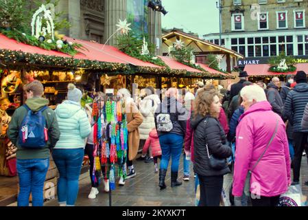 Edimburgo, Escocia, Reino Unido 2nd de diciembre de 2022. Mercado de Navidad en Princes Street Gardens tiene una variedad de comida y bebidas europeas y escocesas, artesanías únicas, ropa y regalos y la gran rueda con paseos justos. Crédito Gerard Ferry/Alamy Live News