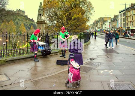 Edimburgo, Escocia, Reino Unido 2nd de diciembre de 2022. Mercado de Navidad en Princes Street Gardens tiene una variedad de comida y bebidas europeas y escocesas, artesanías únicas, ropa y regalos y la gran rueda con paseos justos. Crédito Gerard Ferry/Alamy Live News
