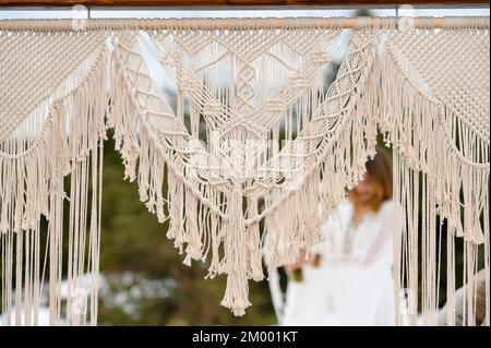 Macramé hecho a mano para colgar en la pared 100 algodón decoración de pared  con palo de madera colgado en una pared blanca