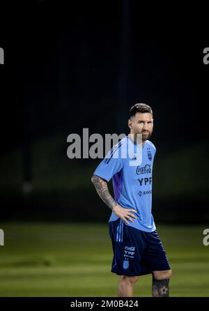 DOHA - Lionel Messi durante una sesión de entrenamiento del equipo