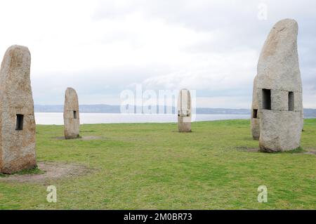 Monumentos menhires de Manolo Paz en A Coruña (Crédito: Julen Pascual González) Foto de stock
