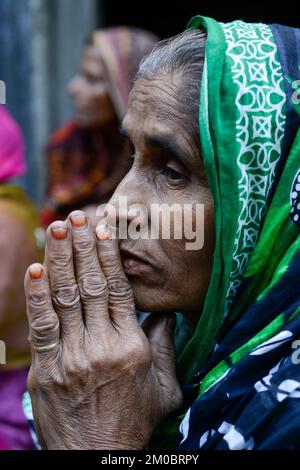 BANGLADESH, Distrito de Tangail, Kalihati, aldea de Bukta, retrato de mujer rezando / BANGLADESCH, Distrikt Tangail, Kalihati, Dorf Bukta, Frau im Gebet Foto de stock