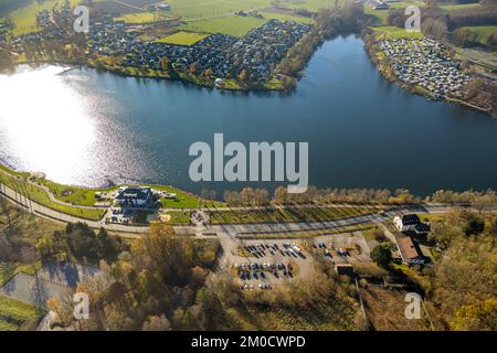 Vista aérea, hogar puerto gastronomía en el paseo junto al lago en Sorpesee en el distrito de Amecke en Sundern, Sauerland, Renania del Norte-Westfalia, Germa Foto de stock