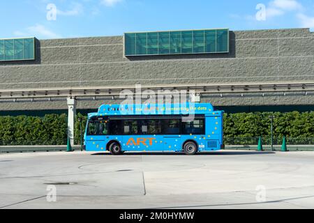 Anaheim, CA, EE.UU. – 1 de noviembre de 2022: Un minibús de Anaheim Resort Transportation (ART) en la terminal de autobuses de Anaheim, California. Foto de stock