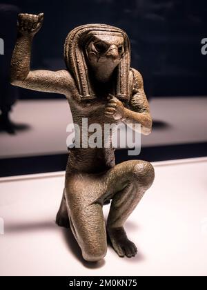 Horus cabeza de halcón de Pe, Bajo Egipto, estatuilla en actitud de júbilo, bronce, Periodo Tardío, 664-332 aC, Egipto, Colección del Museo Británico Foto de stock
