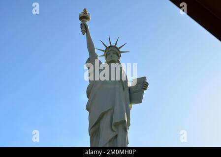 Marilia, São Paulo, Brasil - 25 de julio de 2022: Imitación de la Estatua de la Libertad, sobre un plinto de hormigón, marco lateral, cielo azul al fondo, Fr Foto de stock