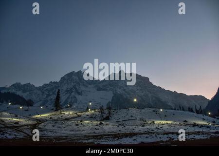 Sonamarg, India. 04th de Dic de 2022. Vista nocturna de la estación de la colina Sonamarg, a unos 100kms km al noreste de Srinagar, la capital veraniega de Jammu y Cachemira. (Foto de Saqib Majeed/SOPA Images/Sipa USA) Crédito: SIPA USA/Alamy Live News Foto de stock